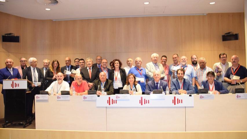 Los homenajeados en el acto de reconocimiento de la Fundación en Construmat, junto a los máximos representantes de la patronal, los sindicatos
y de la Fundación Laboral.