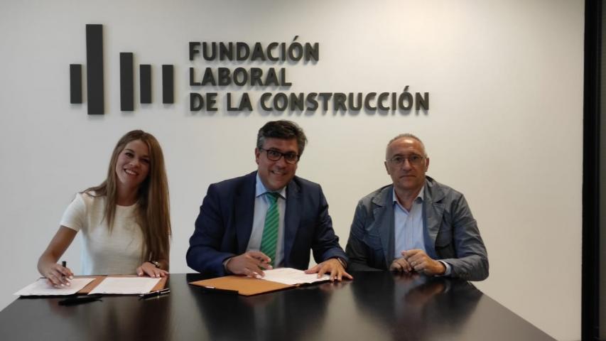 Durante la firma del convenio: Flor Zafra Herrera (Baublock), Pedro Fernández Alen (FLC) e Ignacio Pérez Arnal (BIM Academy).