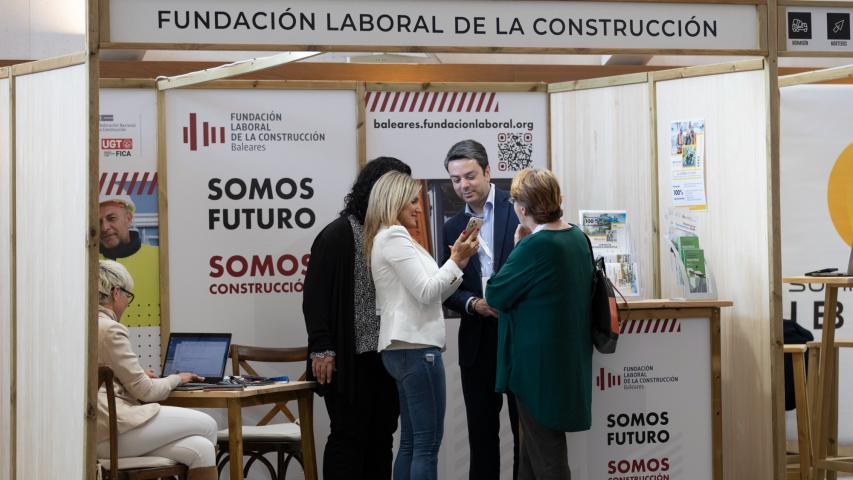 El gerente de la FLC de Baleares en el stand de la Fundación Laboral.