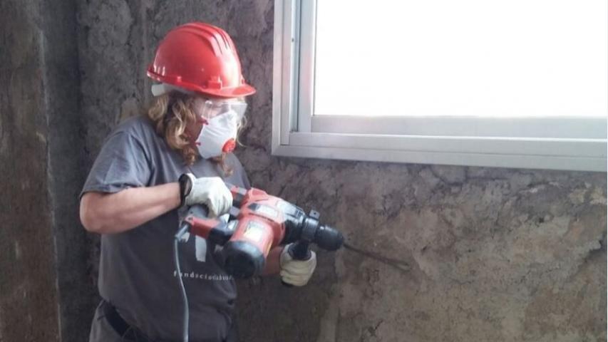 Ángeles Casañas durante las prácticas del PFAE en albañilería en el Centro de Las Palmas.