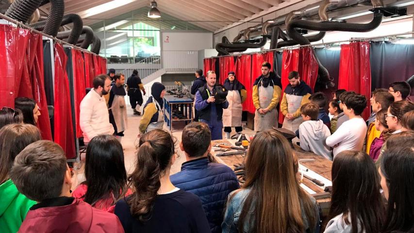 Durante la visita de los niños al taller de Soldadura del Centro de Formación de Santiago de Compostela.
