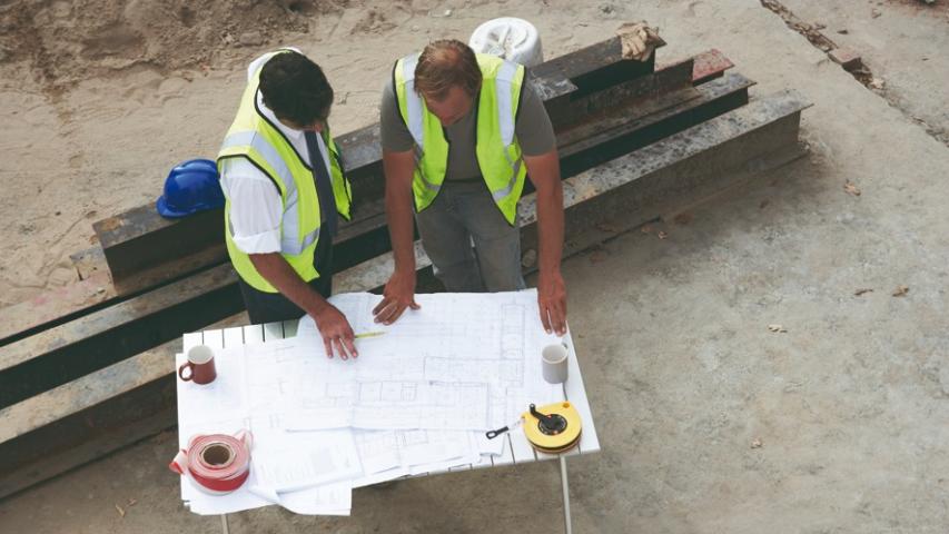 Trabajadores en fase de planificación de obra.