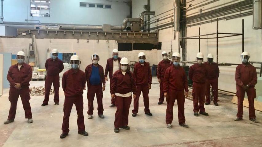 Alumnos del curso 'Operaciones Auxiliares de Revestimientos Continuos en Construcción', en Arteixo.