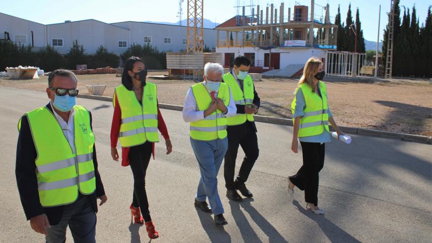 Luis Ramón Fernández Mula, María del Valle Miguélez Santiago, Rafael López García, Alejandro Zamora López-Fuensalida y Marisa López Aragón, delante del CPP de Alhama.