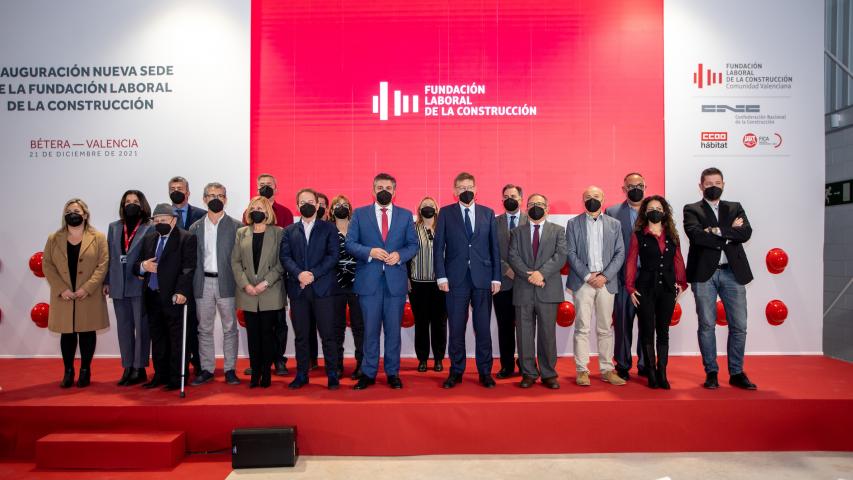 Foto de familia tras el acto de inauguración del Centro de Bétera.
