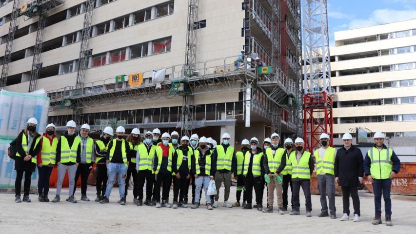 Foto de grupo de los alumnos de FP que asistieron al encuenro 'Jóvenes-Empresas 2022'.