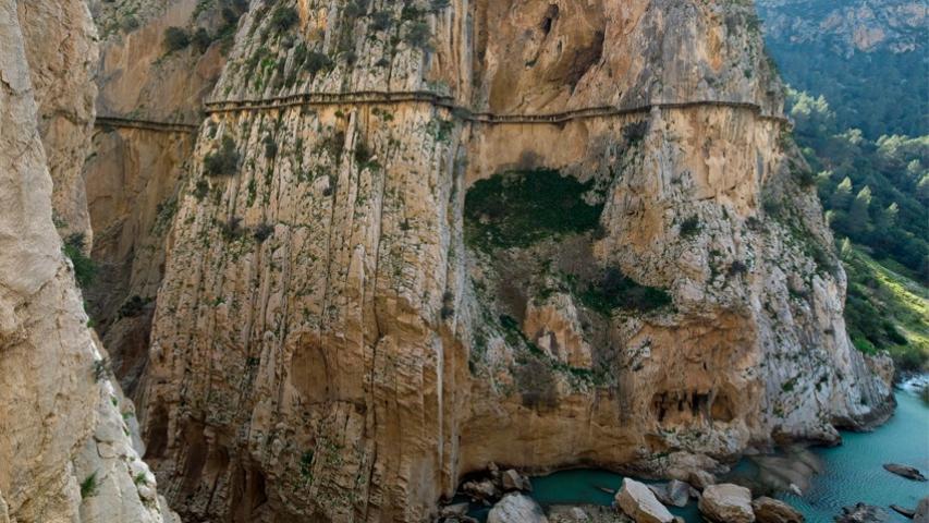 Los tres kilómetros de longitud de pasarelas del Caminito del Rey utilizaron madera que se cortaba en el propio trazado para poder adaptarlo al medio.
DUCCIO MALAGAMBA