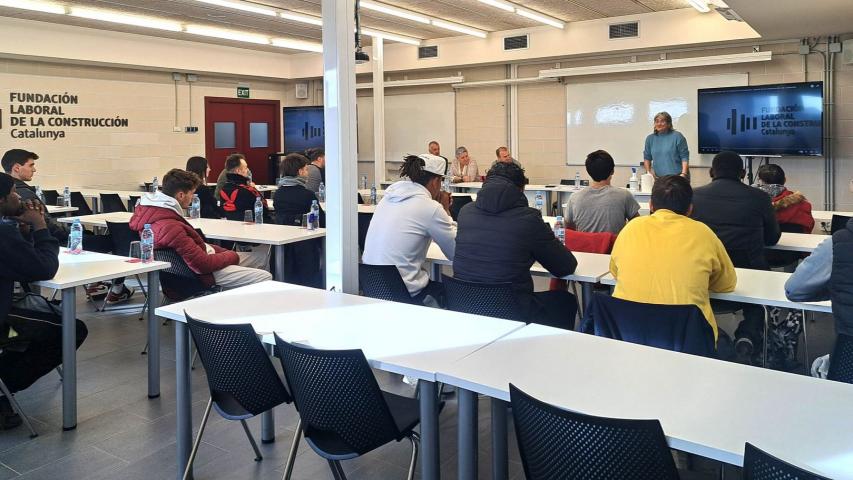 Un momento durante el proceso de selección de las personas candidatas. Centro de Badalona.