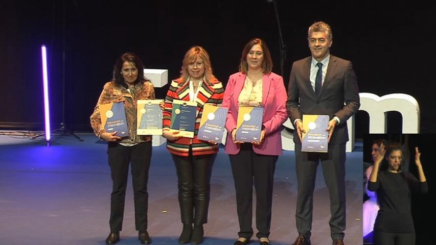 Julio Gil, director general de la FLC, recibiendo el premio  EITA2023 en Madrid, junto al resto de galardonadas.