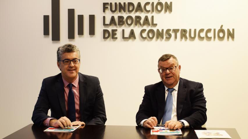 José Luis Martínez Donoso y Julio Gil Iglesias durante la firma del convenio.