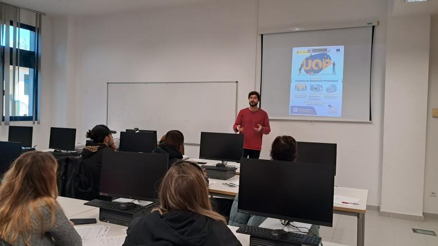 Un momento durante una de las acciones realizadas dentro del proyecto Aula Mentor, en la Fundación Laboral de la Construcción de Aragón.