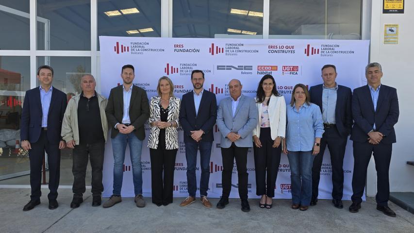 Foto de familia de autoridades y máximos representantes de la Fundación Laboral de la Construcción de Baleares.