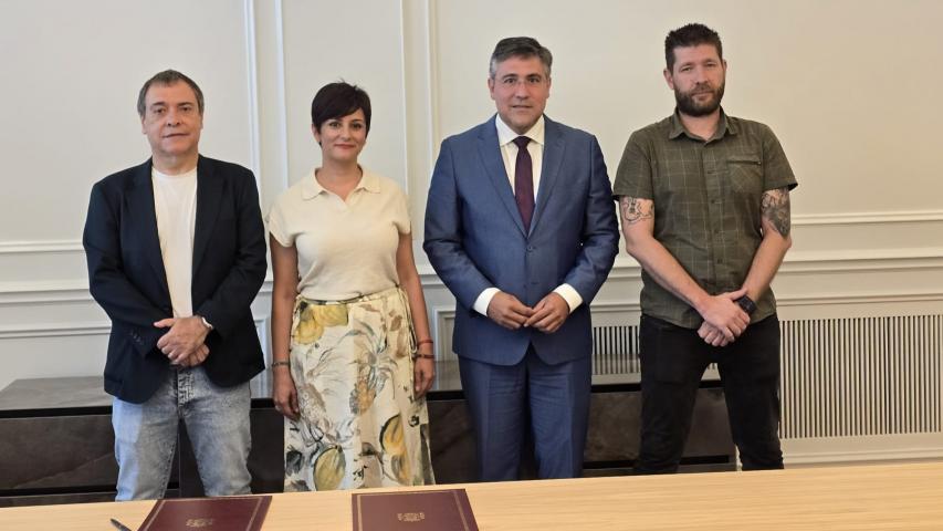 Mariano Hoya, Isabel Rodríguez, Pedro Fernández Alén y Daniel Barragán tras la firma del protocolo, en el Ministerio de Vivienda.