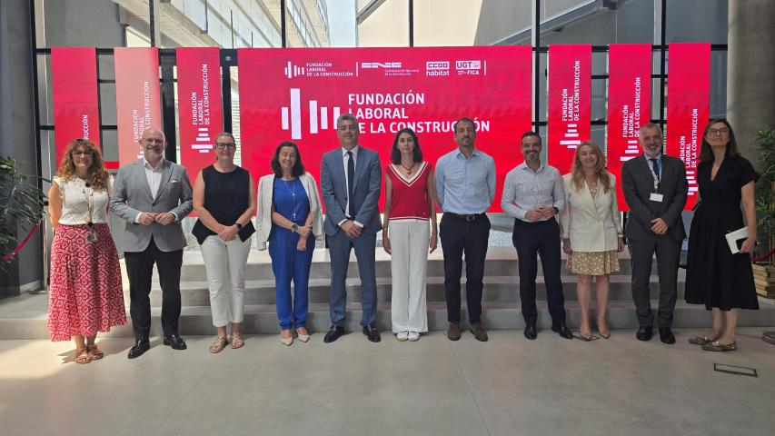 Foto de familia del equipo de la FLC y de CaixaBank Dualiza, en las instalaciones de la entidad paritaria en Madrid.