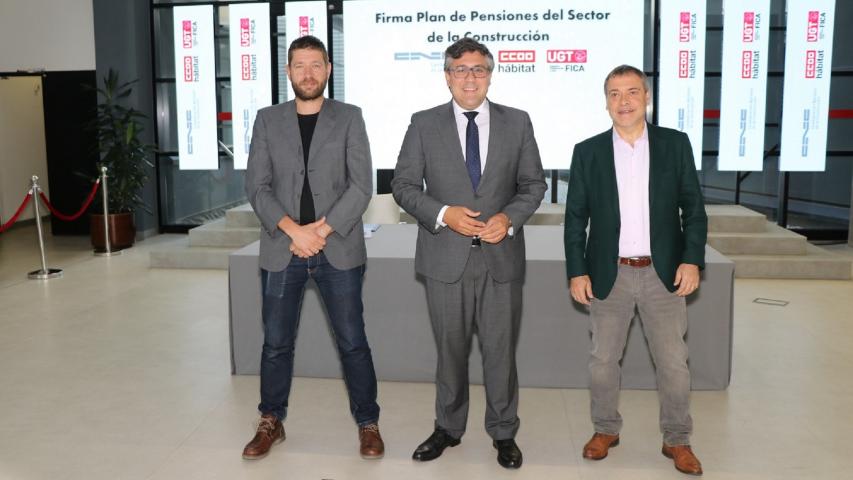 Imagen de archivo, de 23 de junio de 2023, momento de la firma del Plan de Pensiones: Daniel Barragán, Pedro Fernández Alén y Mariano Hoya.