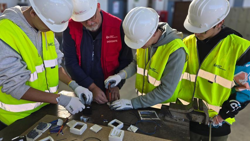 Alumnado de 3º de ESO durante el taller de electricidad en el centro de FLC Granada, Proyecto Vocaciones