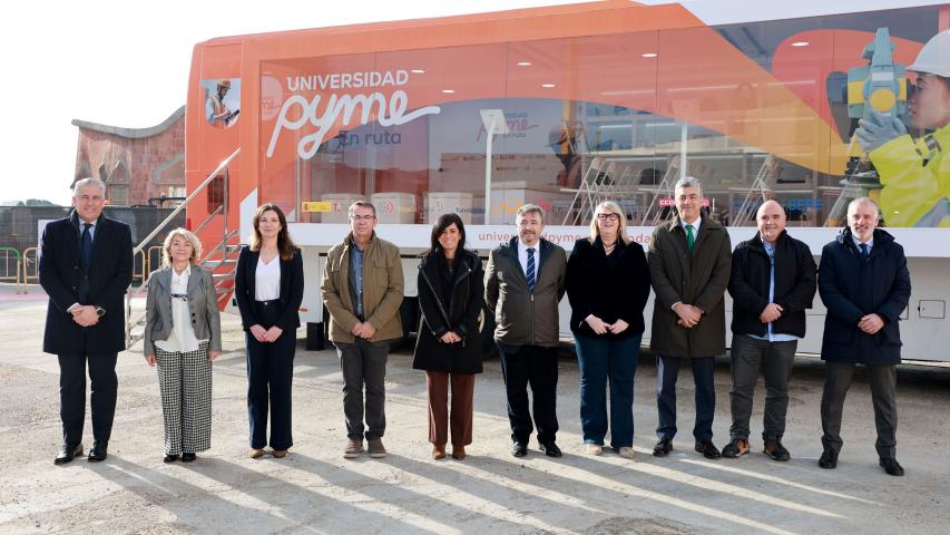 Foto de familia, parada de Universidad Pyme en Ruta, en Barcelona.