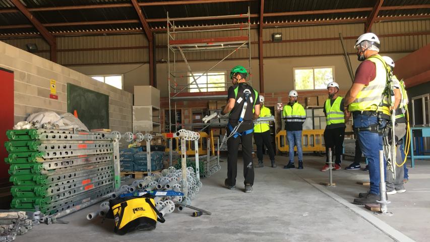 Alumnos durante un curso de andamios