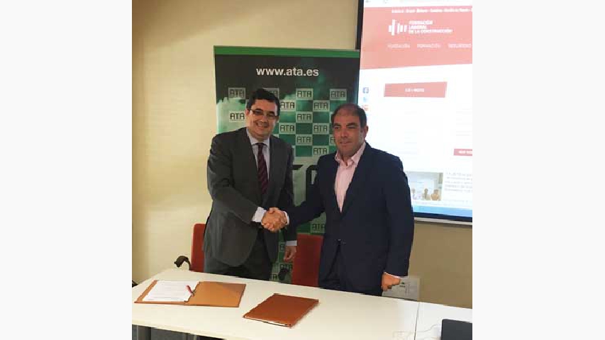 Un momento de la firma del convenio de colaboraci&oacute;n, en los Cursos de Verano de El Escorial. 
