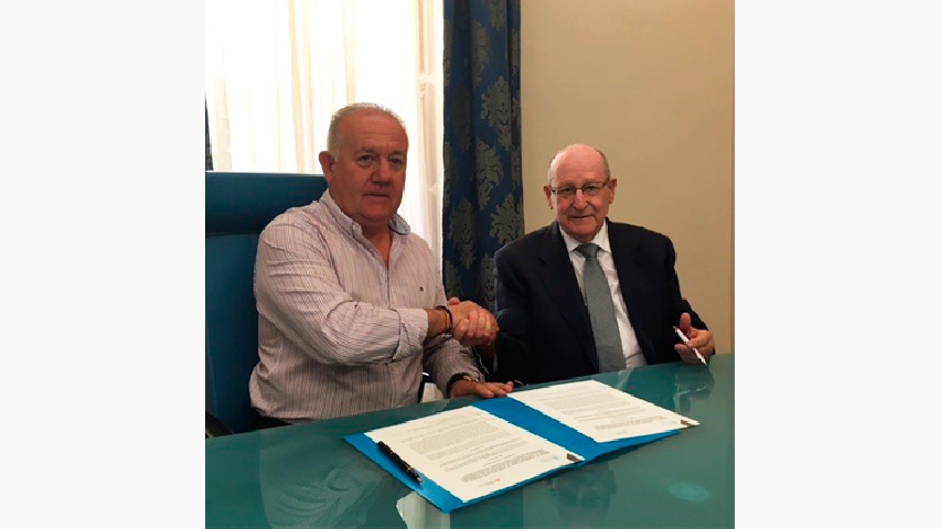 Un momento durahte la firma celebrada el pasado jueves. 
